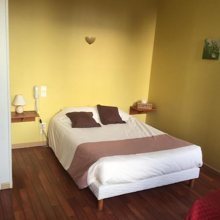 Hotel Au Pere Tranquille Tinchebray-Bocage Exterior foto